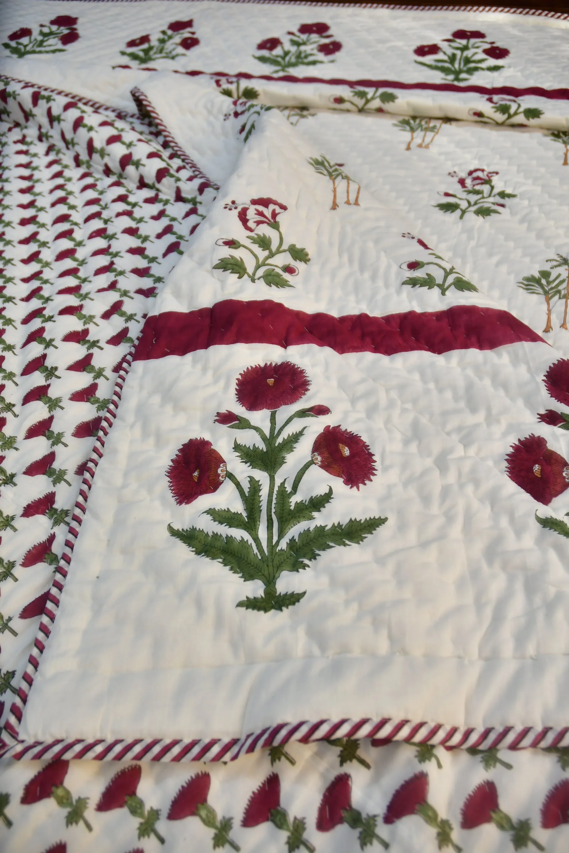 Red Poppy Quilt | Hand-Blocked Design | Warmth and Style