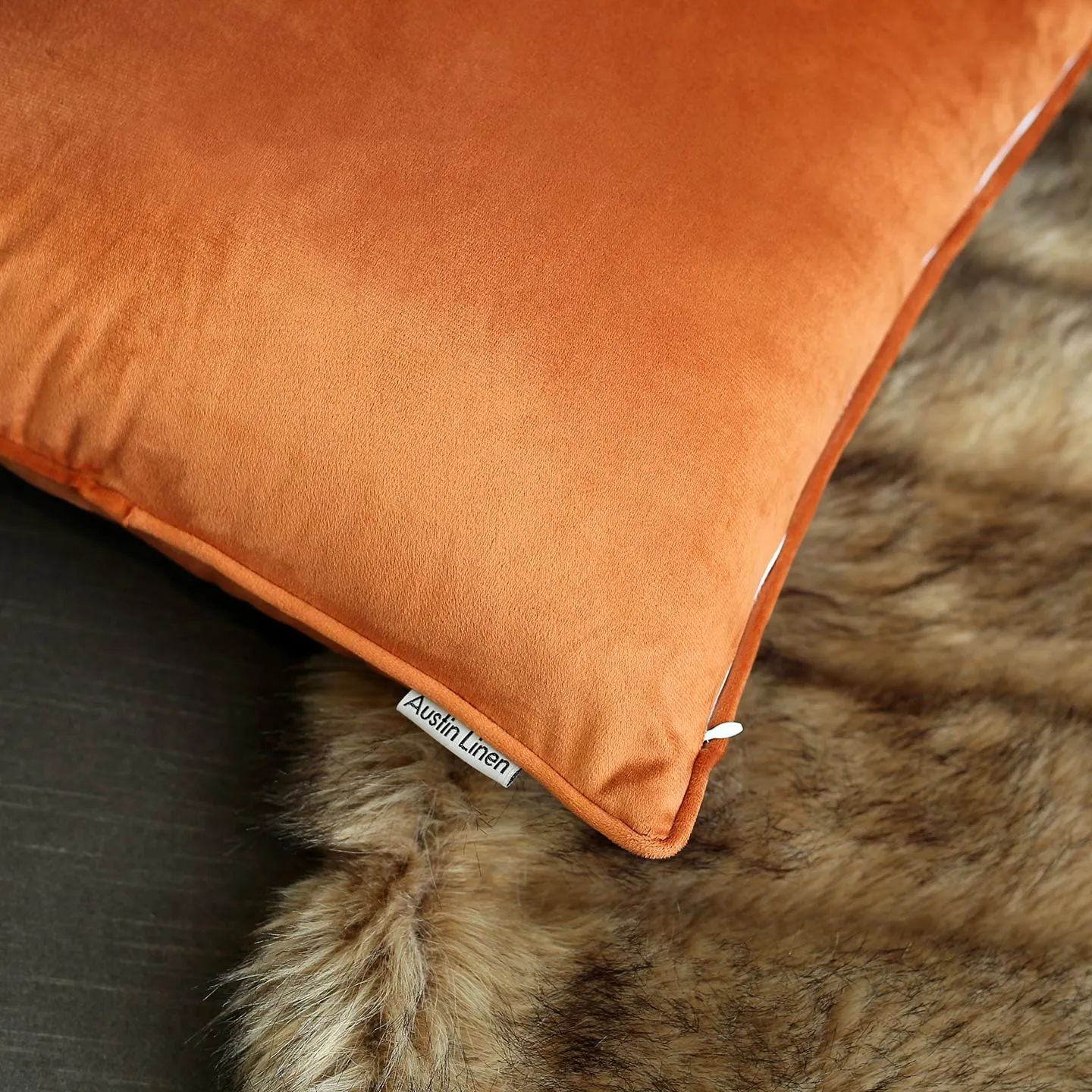 Veloúdo Caress Cushion Cover